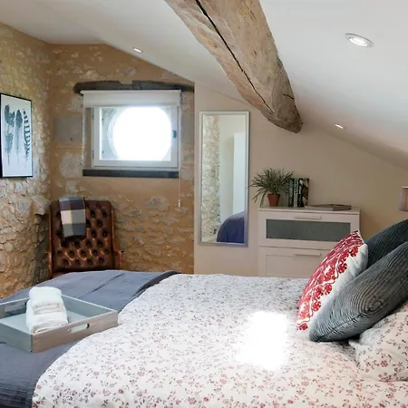 French Townhouse With Scenic Views *